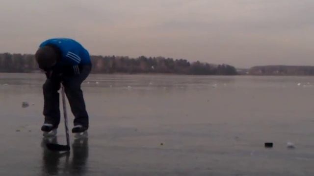 "Старый разваливается". Пробил локтем лед на озере ))) смотреть онлайн