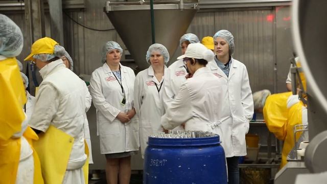 Этой колбасой нас кормят. Экскурсия на колбасное производство "Мясной гурман" Кострома. Лариса Брау смотреть онлайн