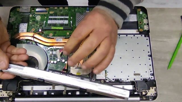 ASUS X556 come sostituire la batteria e pulire la ventola. смотреть онлайн