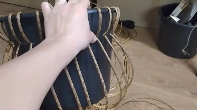 Кашпо горшочек из ротанга. Длина лозы на ведро 12 л. Плетение осьминожка