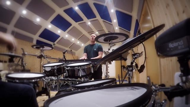 Roland TD-50 and RD-64 studio demonstration by Henry Rogers & Andy Powell. смотреть онлайн