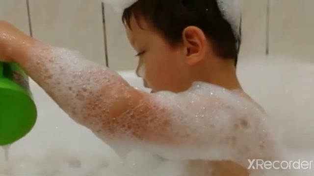 Вот так я моюсь в ванной.а как вы моетесь мои друзья смотреть онлайн