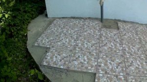 Укладка плитки на террасе.