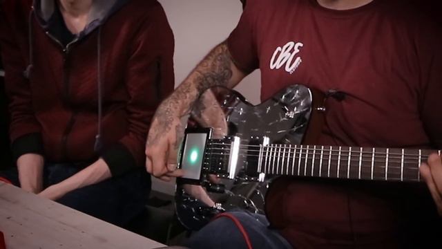 CETTE GUITARE EST UN BIJOU TECHNOLOGIQUE! (Presque la MANSON Matthew Bellamy de MUSE) смотреть онлайн