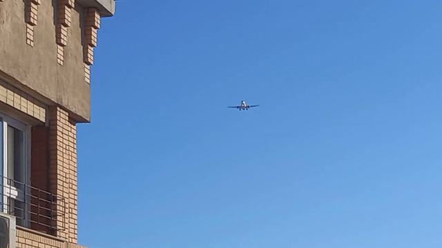 SSJ-100 Азимут Минеральные Воды-Омск садится утром над центром города в Омске. смотреть онлайн