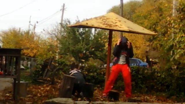Мы кидаем листья на зонт и шатаем его. (Девочки) смотреть онлайн