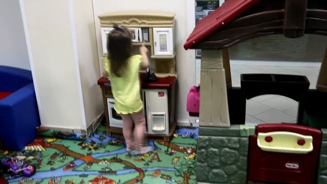 Дети играют в детской игровой комнате Видео для детей Pretend Play On Funny Indoor Playarea For Kid
