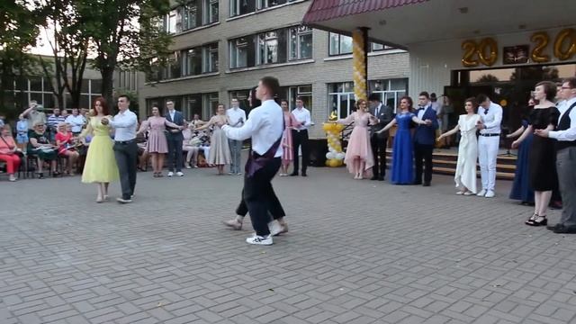Нежный вальс от выпускников гимназии 2020 г. Светлогорска РБ смотреть онлайн