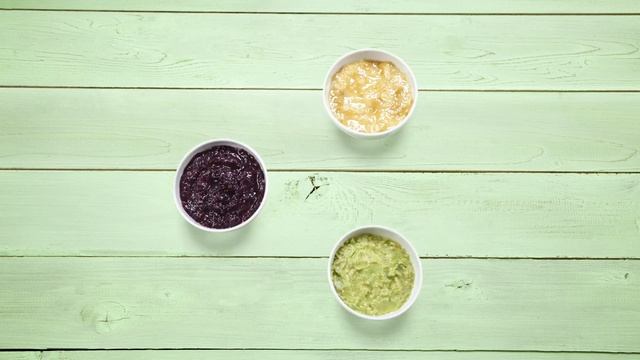 Рецепты: Нескучные пюре для малышей до года из банана, черники и авокадо