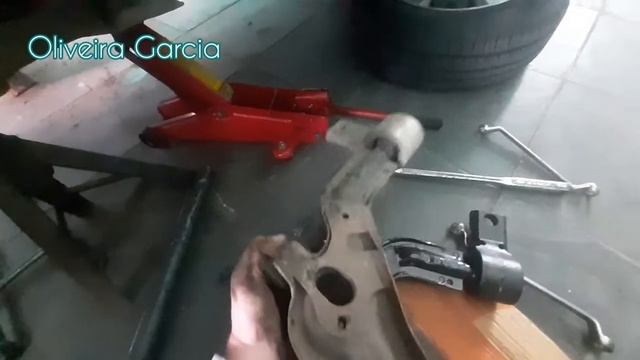 Trocando a bandeja da suspensão do Ford Ka 2010 смотреть онлайн