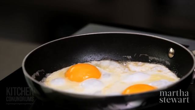 The Perfect Sunny Side Up Egg - Kitchen Conundrums with Thomas Joseph смотреть онлайн