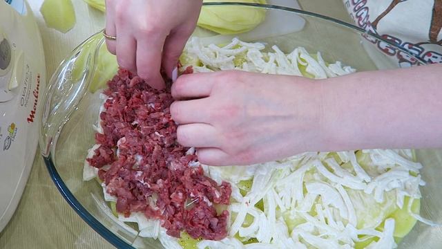 VLOG: КАРТОФЕЛЬ с фаршем в ДУХОВКЕ / ЗАПЕКАНКА С ФАРШЕМ И КАРТОФЕЛЕМ/картофельная запеканка/LifeVlo смотреть онлайн