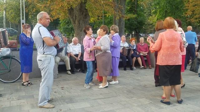 1693, гармошка, народные танцы, под гармонь, жители Орла поют, танцуют в горсаду, парк, ЦПКиО, Орёл смотреть онлайн