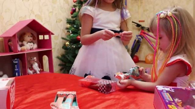 Супер подарки от мамы с папой на новый год! смотреть онлайн