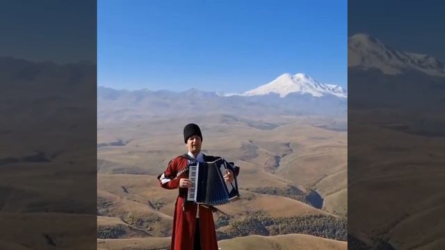 Арсен Купов играет на гармошке смотреть онлайн