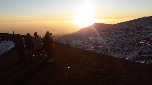 Etna вулкан Этна на закате. Sicilia ITALIA прогулка выше облаков смотреть онлайн