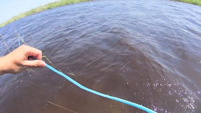 Разливы КИПЯТ от рыбы!!! Пытаемся ловить кастинговой сетью, ведром и руками)) смотреть онлайн