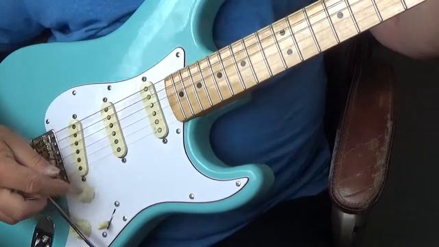 Daphne Blue Stratocaster with S switch смотреть онлайн