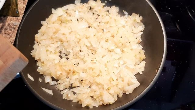 Самый простой и вкусный салат с курицей, ананасами, сыром, грибами и луком, для Вашего праздника смотреть онлайн