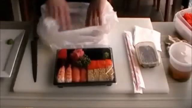 Как мы упаковываем роллы для доставки на дом смотреть онлайн
