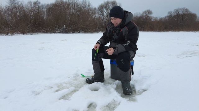 ГЛУХОЗИМЬЕ ИЛИ БЕСКЛЕВЬЕ ? НА РЫБАЛКУ В ЯНВАРЕ! Осваиваем новые рыбные места под Борисовом смотреть онлайн
