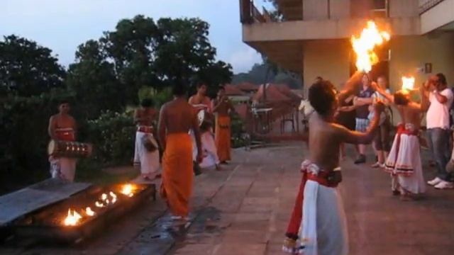 Firewalking in Kandy - Хождение по горящим углям смотреть онлайн