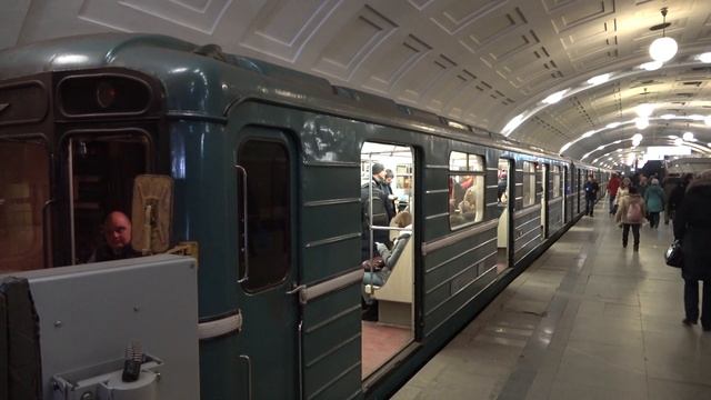 Московский Метрополитен 81-717/714 серии 2762 и 2763 на станции Библиотека имени Ленина