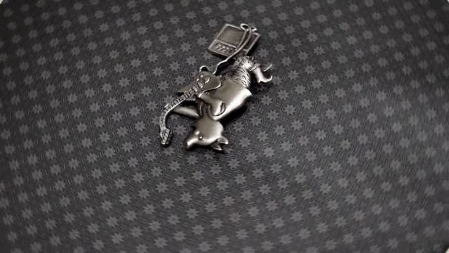 Брошь "Хрюн-гитарист" (JJ США) смотреть онлайн