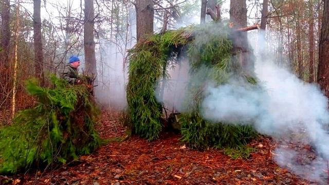 СТРОИМ ШАЛАШ В ЛЕСУ. Готовим еду на костре/Выживание в лесу. смотреть онлайн