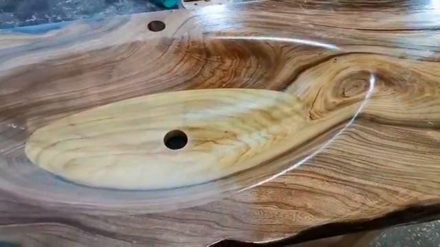 МОНОЛИТНАЯ СТОЛЕШНИЦА С РАКОВИНОЙ ИЗ ДЕРЕВА И ЭПОКСИДНОЙ СМОЛЫ смотреть онлайн