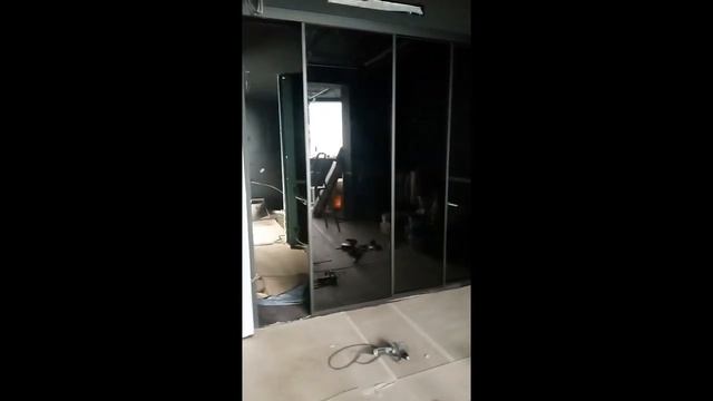 Алюминиевая раздвижная межкомнатная перегородка. Телескопическое раздвижение. ТЛ-3. Черное стекло.