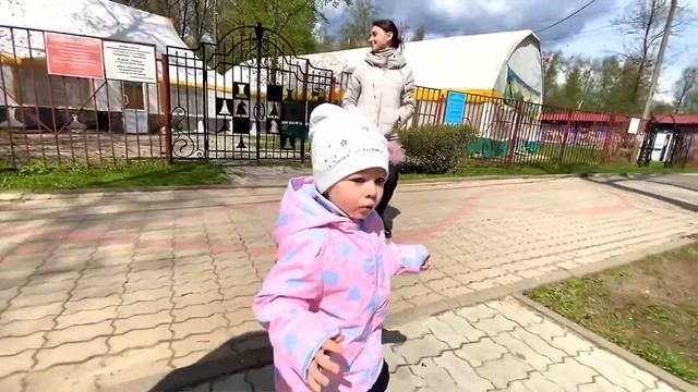 Солнечный день для прогулки по парку. Милана гуляет в парке. смотреть онлайн