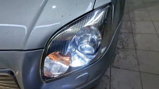 Toyota Avensis. Замена штатных галогеновых линз на бидиодные Aozoom A4+ BI-LED 2022 смотреть онлайн