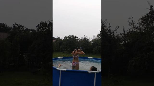 Наш Басеин)как мы купаемся😂 смотреть онлайн