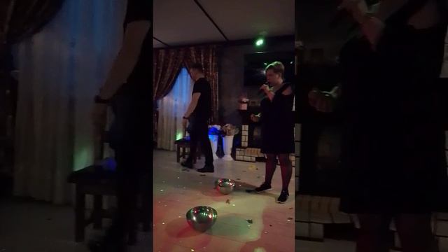 челенжи на свадьбе (1:кто быстрей надует, завяжет, и Зорвёт 2:кто первый донесёт яичко) смотреть онлайн