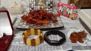 Проверяю янтарь в ультрафиолете. Урановые бусы оказались подделкой