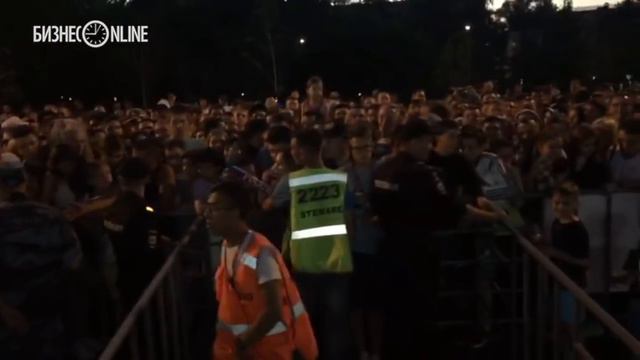 «Что за оборотни?! Пропустите детей!»: давка в фан-зоне Казани смотреть онлайн