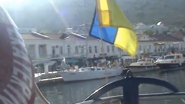 Украинский флаг на яхте в Балаклавской бухте смотреть онлайн