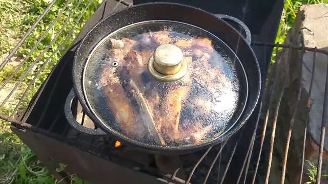 Картошечка со свиными рёбрышками в казане на костре. смотреть онлайн