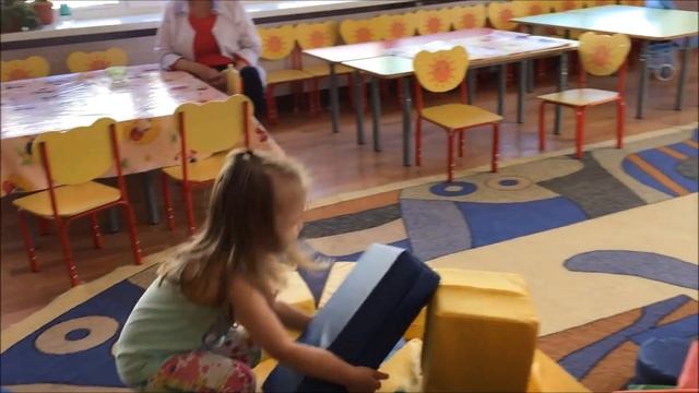 София впервые пошла в садик,с трудом забрали домой ?Sofia went to kindergarten, hardly took home ? смотреть онлайн