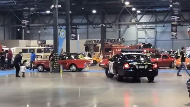 Wyjazd policyjnego samochodu Ford Crown Victoria z Motolegends смотреть онлайн