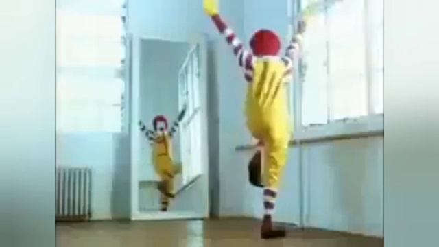 клоун из макдональдса танцует перед зеркалом
