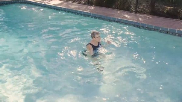 15-minute water fitness acrobatic challenge