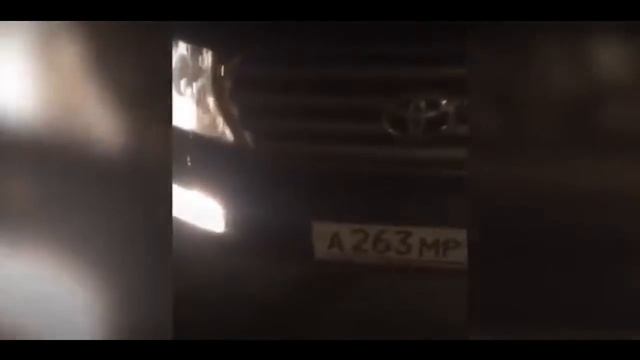 Отойди, сопляк.Ехавший по тротуару человек из Land Cruiser с номерами «АМР» напал на пешехода смотреть онлайн