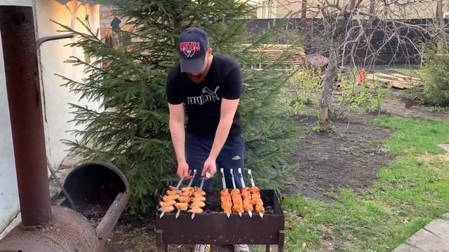 Вкуснейший шашлык из курицы! У друзей на даче. Майские праздники! смотреть онлайн