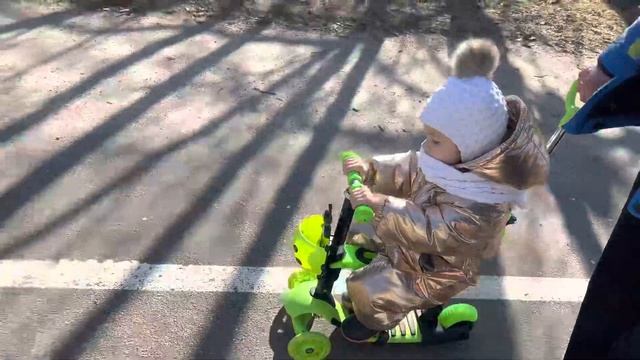 LITTLE MONIKA! Маленькая Моника на прогулке катается на самокате! ПОДПИСЫВАЙСЯ И СТАВЬ ???? смотреть онлайн