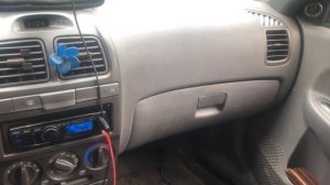 Попадает дождевания вода на пассажирский коврик на автомобиле Hyundai Accent