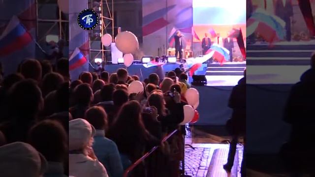 Сотни петербуржцев на Дворцовой площади одновременно со всей страной спели Гимн России смотреть онлайн