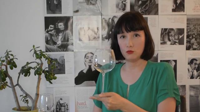 Как передать бокал другому человеку и как не запачкать его в губной помаде смотреть онлайн
