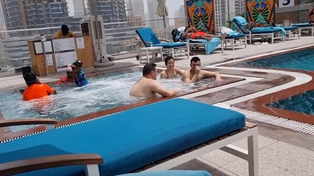 Pullman Downtown pool time with #charlie #ouicharlie смотреть онлайн